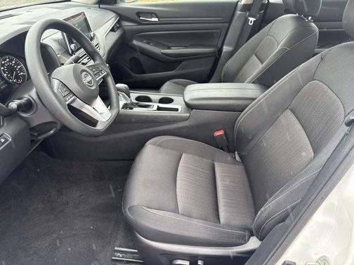 Glacier White 2025 Nissan Altima SV FWD