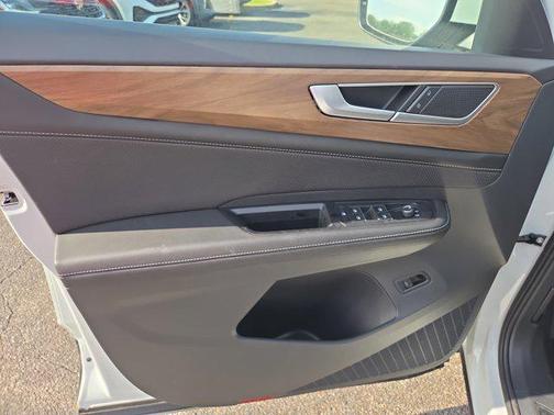 Pure White 2025 Volkswagen Atlas 2.0T SE w/Technology