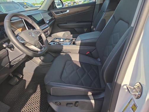 Pure White 2025 Volkswagen Atlas 2.0T SE w/Technology