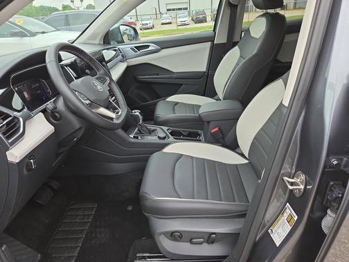 Platinum Gray Metallic 2025 Volkswagen Taos 1.5T SEL