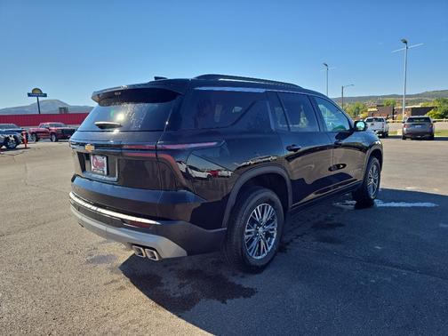 Mosaic Black Metallic 2026 Chevrolet Traverse LT