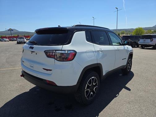 Bright White Clearcoat 2025 Jeep Compass Trailhawk