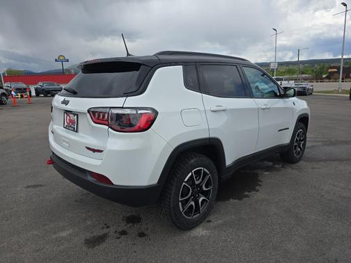 Bright White Clearcoat 2025 Jeep Compass Trailhawk