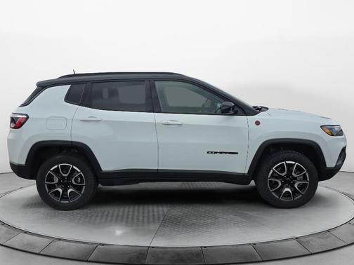 Bright White Clearcoat 2025 Jeep Compass Trailhawk
