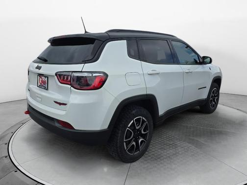 Bright White Clearcoat 2025 Jeep Compass Trailhawk