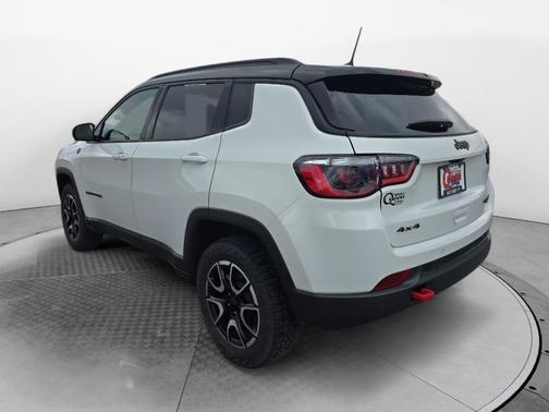 Bright White Clearcoat 2025 Jeep Compass Trailhawk