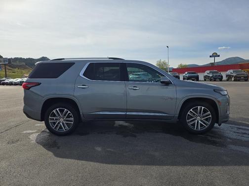 Sterling Gray Metallic 2023 Chevrolet Traverse High Country
