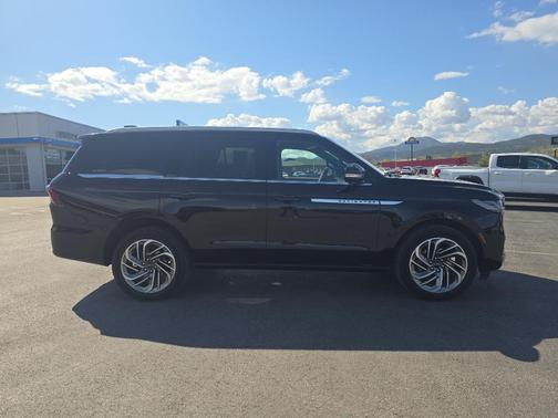 Infinite Black Metallic Clearcoat 2025 Lincoln Navigator Reserve