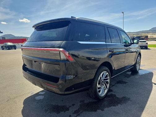Infinite Black Metallic Clearcoat 2025 Lincoln Navigator Reserve