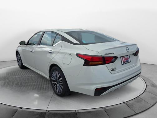 Glacier White 2025 Nissan Altima SV FWD