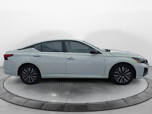Glacier White 2025 Nissan Altima SV FWD