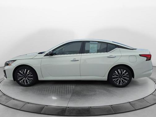 Glacier White 2025 Nissan Altima SV FWD