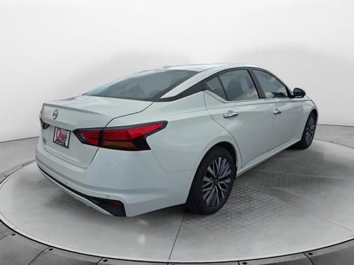 Glacier White 2025 Nissan Altima SV FWD