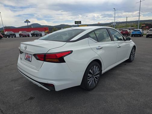 Glacier White 2025 Nissan Altima SV FWD