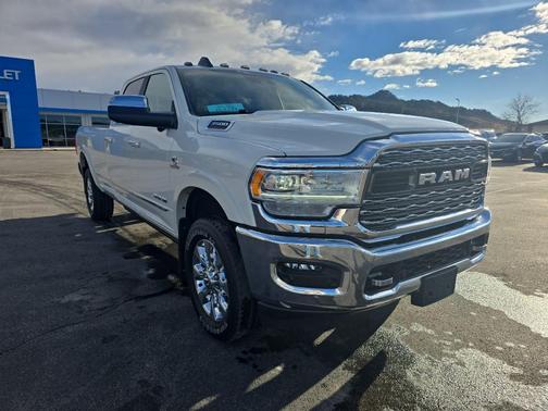 2022 RAM 3500 Limited Crew Cab 4x4 8' Box