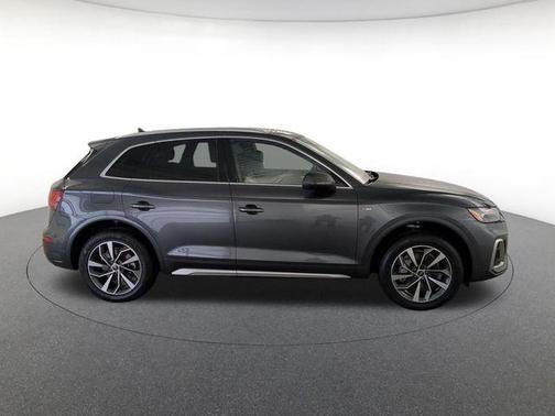 Daytona Gray Pearl Effect 2023 Audi Q5 45 S line Premium