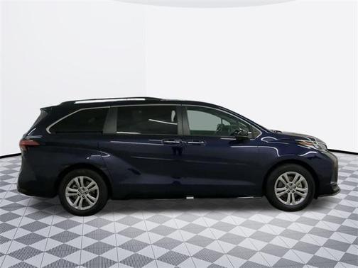 2022 Toyota Sienna XSE 7 Passenger