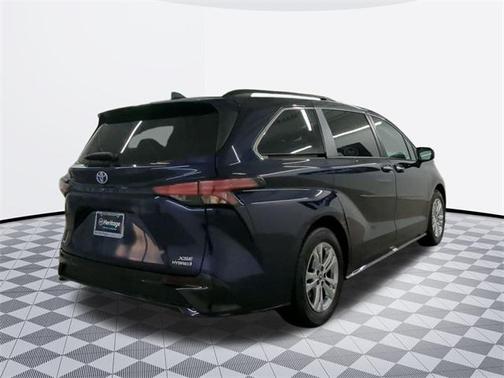 2022 Toyota Sienna XSE 7 Passenger