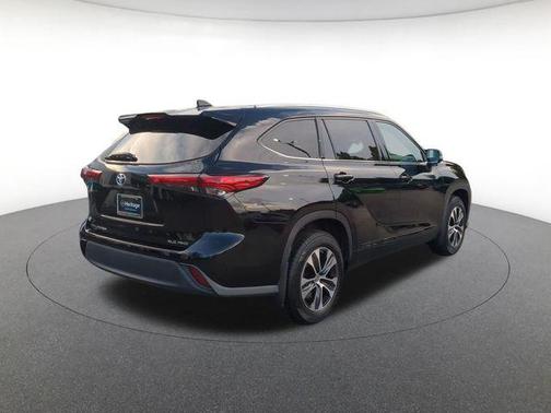 Midnight Black Metallic 2020 Toyota Highlander XLE