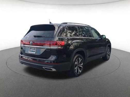 Deep Black Pearl 2024 Volkswagen Atlas 2.0T SE