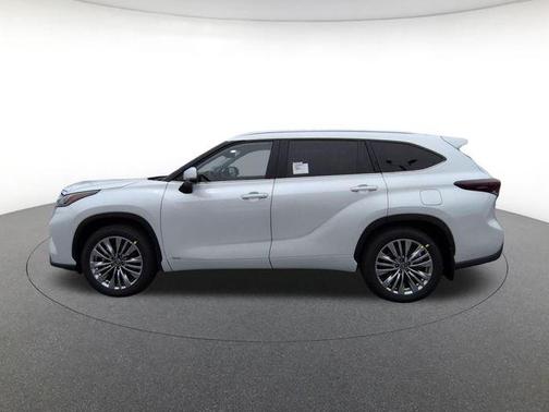 Pear 2026 Toyota Highlander Hybrid Platinum