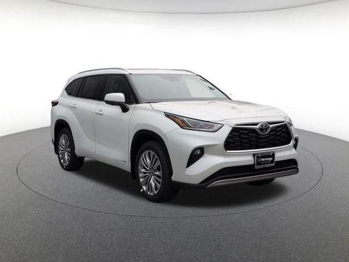Pear 2026 Toyota Highlander Hybrid Platinum
