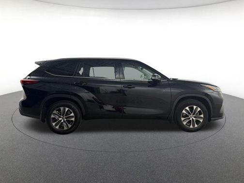 Midnight Black Metallic 2021 Toyota Highlander XLE