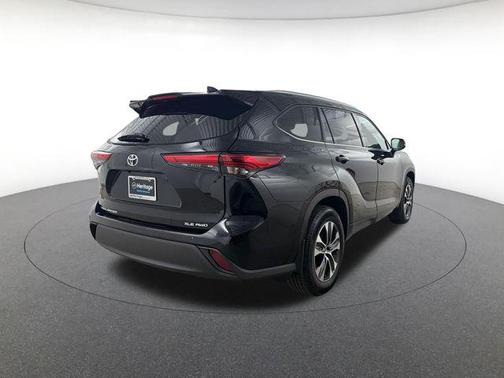 Midnight Black Metallic 2021 Toyota Highlander XLE