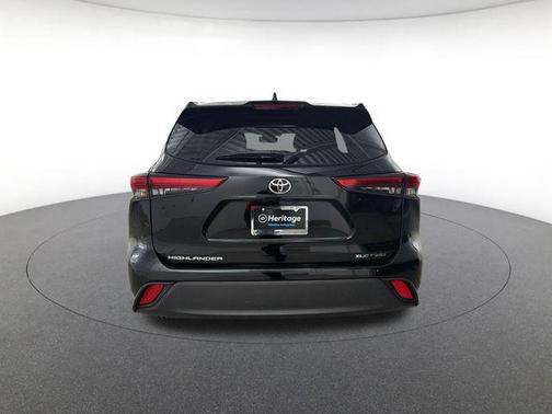 Midnight Black Metallic 2021 Toyota Highlander XLE