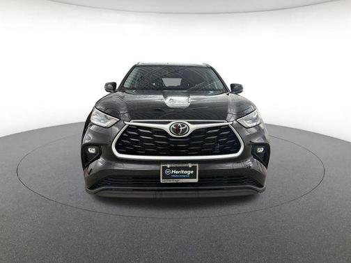 Midnight Black Metallic 2021 Toyota Highlander XLE