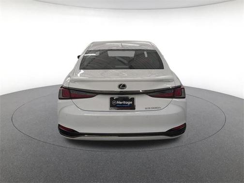 2025 Lexus ES 300h F SPORT Handling