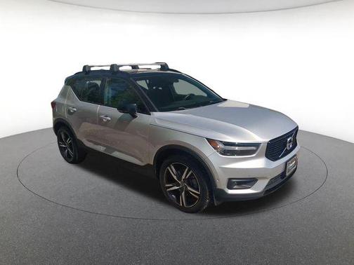 Bright Silver Metallic 2019 Volvo XC40 T5 R-Design