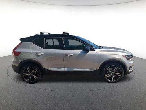 Bright Silver Metallic 2019 Volvo XC40 T5 R-Design
