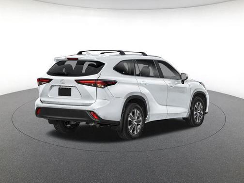 Wind Chill Pearl 2026 Toyota Highlander XLE