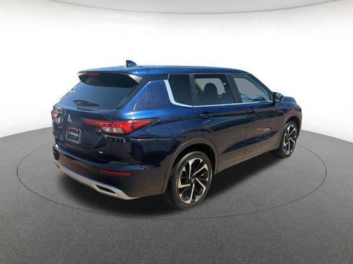 Black 2024 Mitsubishi Outlander SE 2.5 2WD