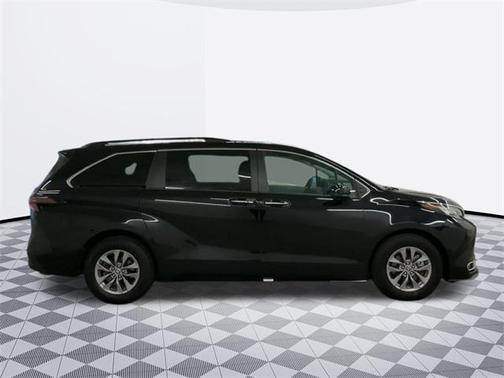 2023 Toyota Sienna XLE 8 Passenger