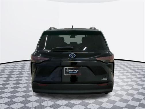 2023 Toyota Sienna XLE 8 Passenger