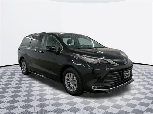 2023 Toyota Sienna XLE 8 Passenger