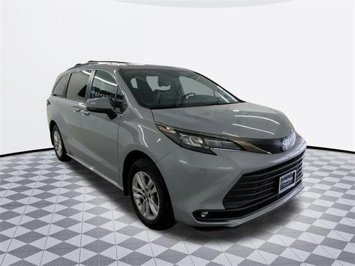 2022 Toyota Sienna XLE