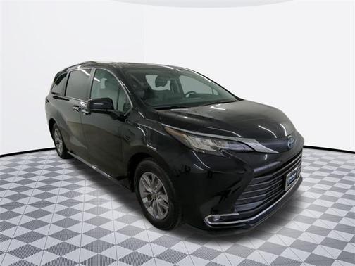 2023 Toyota Sienna XLE 8 Passenger