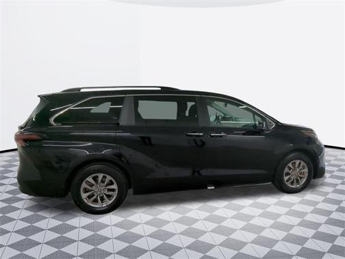 2023 Toyota Sienna XLE 8 Passenger