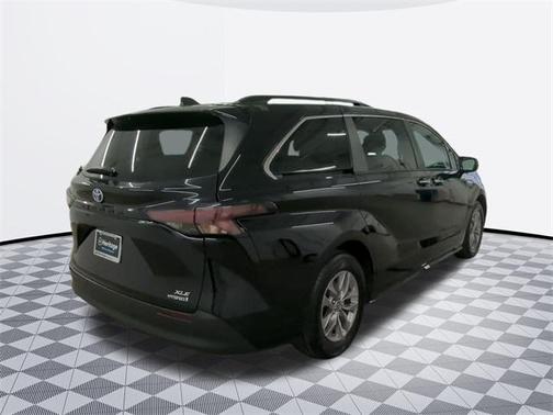 2023 Toyota Sienna XLE 8 Passenger