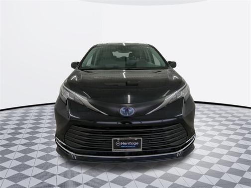 2023 Toyota Sienna XLE 8 Passenger