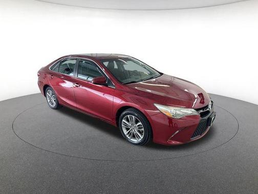 Pearl 2016 Toyota Camry SE