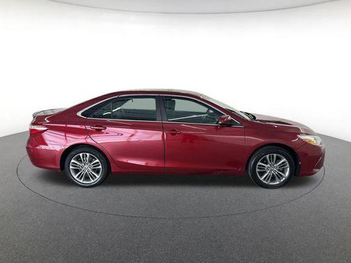 Pearl 2016 Toyota Camry SE