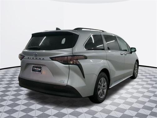 2023 Toyota Sienna XLE 8 Passenger