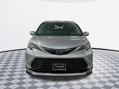 2023 Toyota Sienna XLE 8 Passenger