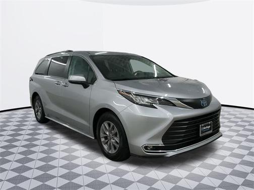 2023 Toyota Sienna XLE 8 Passenger