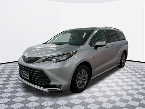2023 Toyota Sienna XLE 8 Passenger