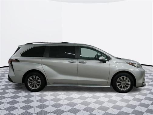 2023 Toyota Sienna XLE 8 Passenger